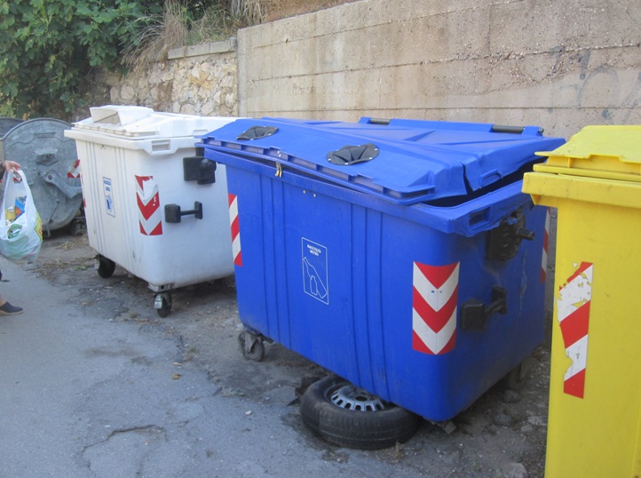 Cassonetti in Via Volturno